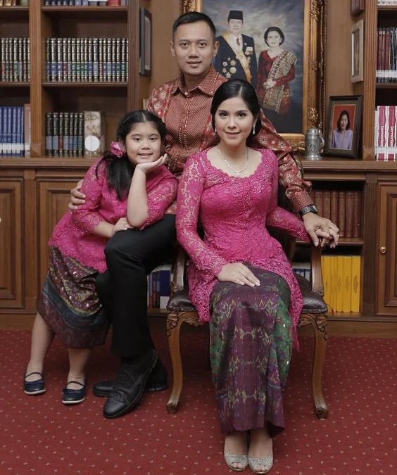 10 Kebaya dan Dres Warna Fuchsia Dengan Warna yang Cantik