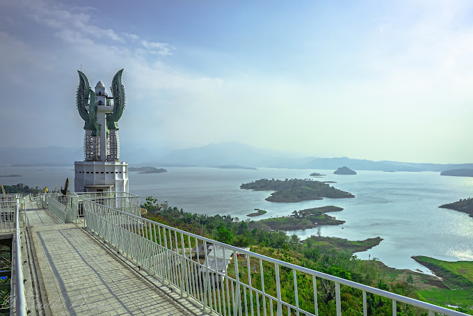 Wisata Sumedang Mirip Raja Ampat Melihat Keindahan Jati Gede dari Menara Kujang Sapasang Jadi Magnet Pengunjung