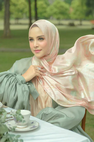 Rekomendasi Warna jilbab yang cocok untuk baju warna sage