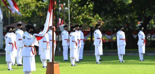 Penyelenggaraan Upacara Bendera 17 Agustus.