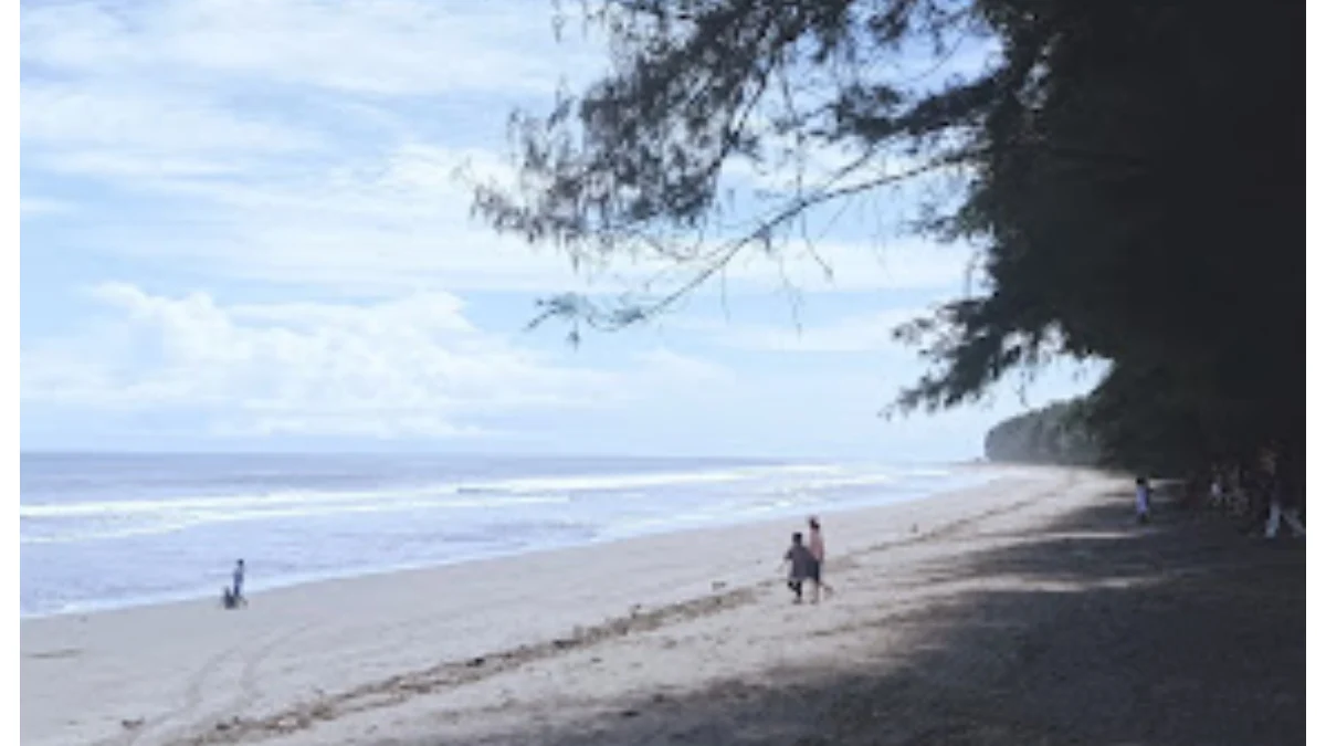 Laut Itu Berisik, Tapi Tenang! Ini Daya Tarik Pantai Sumedang