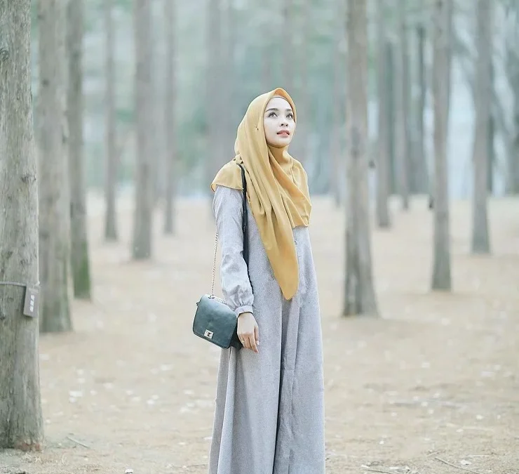 Outfit Gamis abu-abu