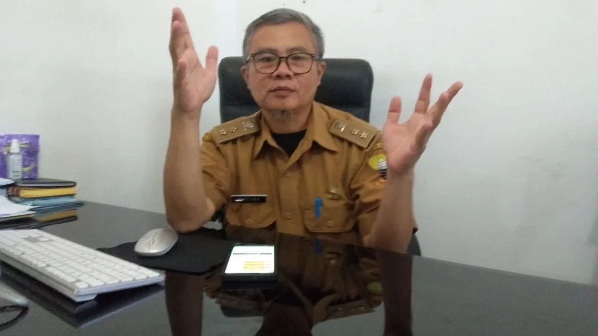 KEJAR TARGET: Kepala Bidang Pengelolaan Administrasi Kependudukan Pemanfaatan Data, H Rusyana saat ditemui Sumeks di kantornya, Senin (14/8).(foto Asep Nurdin)