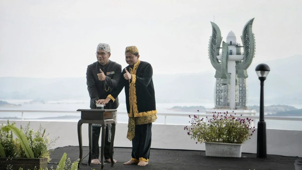 Gubernur Jawa Barat Ridwan Kamil bersama Bupati Sumedang Dony Ahmad Munir meresmikan destinasi wisata baru Menara Kujang Sepasang di kawasan Bendungan Jatigede, Desa Jemah, Kecamatan Jatigede, Kabupaten Sumedang, Ahad (13/8).