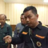 BERAPI-API: Koordinator aksi unjuk rasa, Asep Rohmat saat diwawancara sejumlah wartawan usai audensi dengan bupati, di Kantor Pusat Pemerintahan Sumedang, kemarin.(Foto Asep Nurdin)