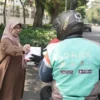 DPRD Jawa Barat Bagi-bagi 2000 Bendera Merah Putih