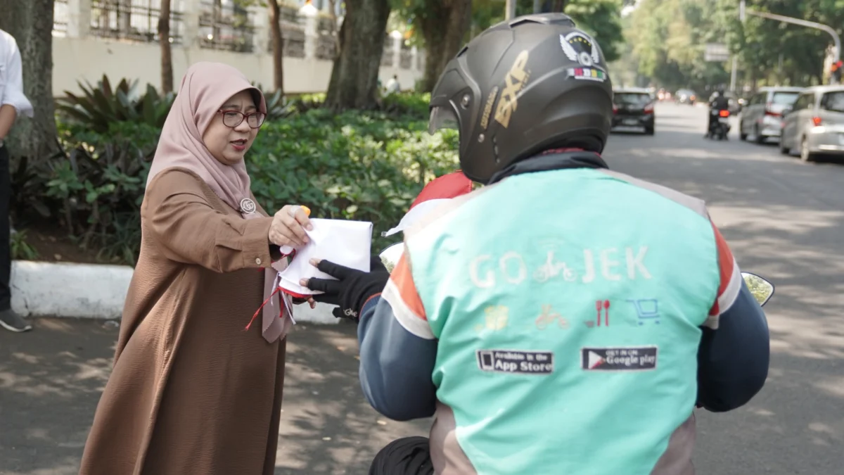 DPRD Jawa Barat Bagi-bagi 2000 Bendera Merah Putih