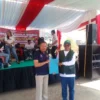 Poto bersama Kepala Desa Mulyasari, Caim Nurhikmat (kanan) bersama Kasi Pemdes Kecamatan Sumedang Utara, Endang Rohman SIp (kiri), pada Pawai Rakyat di Desa Mulyasari.