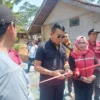 PEDULI: Anggota Komisi I DPR RI Mayjen TNI Purnawirawan TB Hasanuddin Hasanudin saat meresmikan pemberian air bersih kepada warga RW 11 Desa Sindanggalih, Kecamatan Cimanggung.(istimewa)