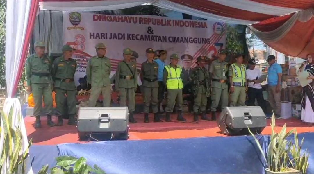 HUT Ke-37 Kecamatan Cimanggung berikan penghargaan prespaid kepada Lismas desa terbaik.(istimewa)