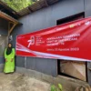 SENANG: Karmanah penerima manfat  listrik gratis di Sumedang, pada program "Semarak HUT RI ke 78", oleh PLN di rumah warga, Selasa (22/8).