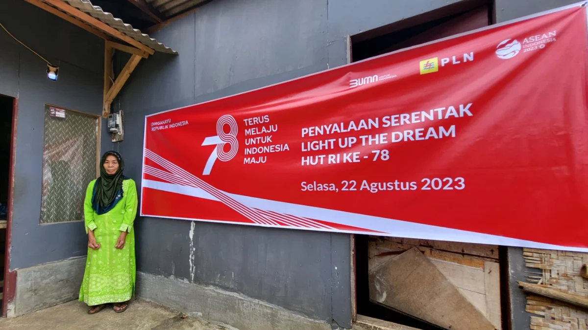 SENANG: Karmanah penerima manfat  listrik gratis di Sumedang, pada program "Semarak HUT RI ke 78", oleh PLN di rumah warga, Selasa (22/8).