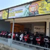 BERFARIASI: Deretan motor yang disediakan Showroom jual beli motor bekas, Bagja Putra Motor. .(foto Gilang)