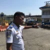 PANTAU: Cahyono, saat memantau jalannya renovasi terminal di lapangan, kemarin. (Rizki/cr2)