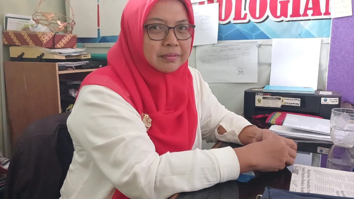 TEGAS: Rini Komala, Kepala UPTD  Metrologi pada Dinas Koperasi Perindustrian Perdagangan dan UMKM Kabupaten saat ditemui Sumeks di kantornya, kemarin.(istimewa)