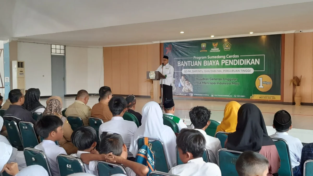 ANTUSIAS: Sejumlah pelajar antusias mendengarkan pemaparan Ketua Baznas, Ayi Subhan Haffas, dalam acara Program Sumedang Cerdas, di Gedung Islamic Center, kemarin.