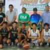 ANTUSIAS : Bupati Sumedang, Doni Ahmad Munir dan Pihak PERBASI melakukan foto bersama kedua tim yang akan bermain di babak pertama turnamen basketball, Bupati CupM 2023 di GOR Tadjimalela, Sumedang, Minggu (27/8). .(foto Gilang)