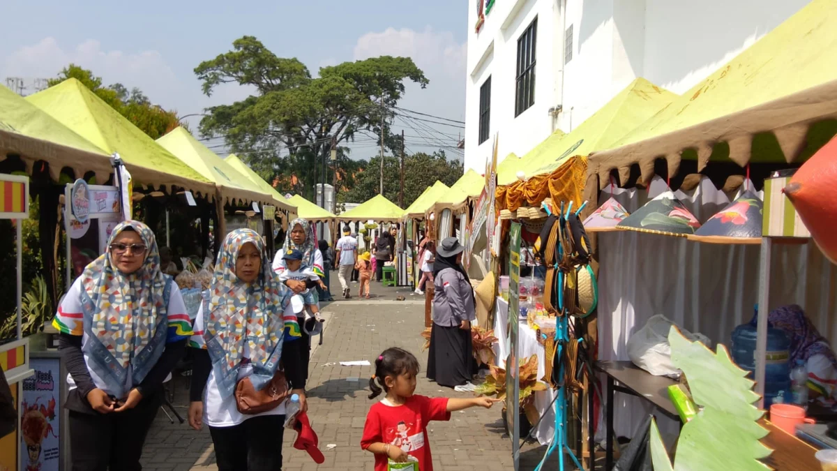 SEMRINGAH: Stand UMKM berjejer menjual beragam jenis fast food, pada Tadjimalela Festival, di Alun-alun Sumedang, baru-baru ini.(foto Gilang)