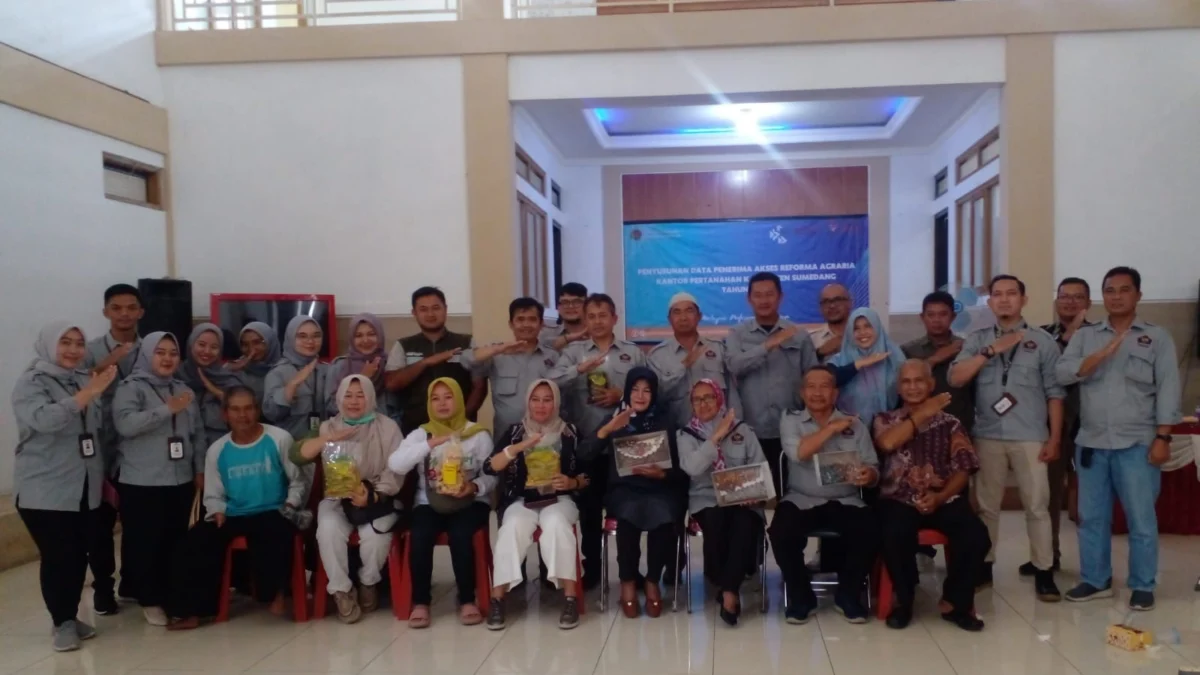 OPTIMIS: Photo bersama Tim Akses Reform, Fill Staf Kantor ATR BPN Sumedang dengan Sekretaris Daerah,