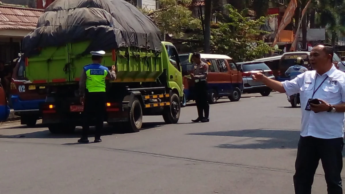 PANTAU: Kasubag TU Samsat Sumedang, H. Nano Suarno. S.Hut. (Kanan), saat monitoring kegiatan Operasi PKB ditaman Telur.(Foto Ahmad Sofa)