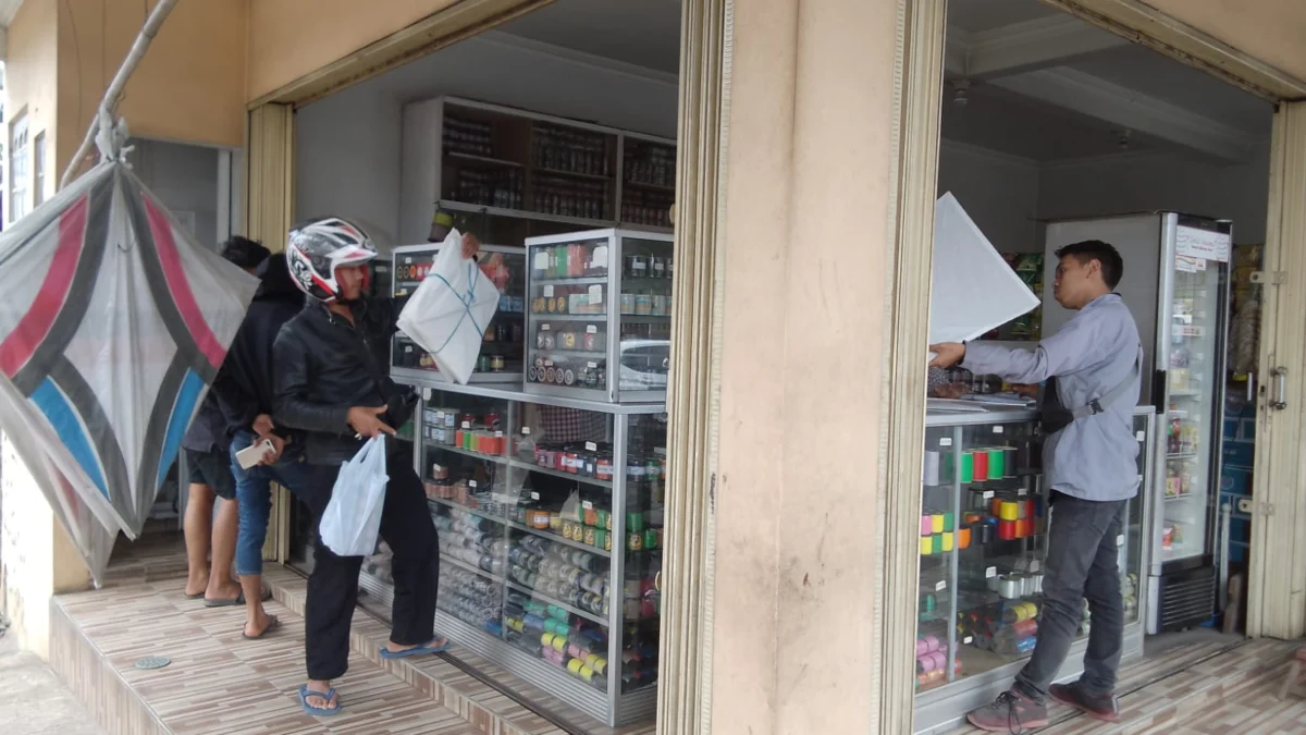 SEMRINGAH: Toko grosir layangan yang berlokasi di Jalan Panggeran Sugih, Perempatan Barak, Kecamatan Sumedang Utara, ramai didatangi pengunjung selama musim kemarau berlangsung.(foto Gilang)