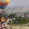 TERPUKAU: Pengunjung tengah mencoba Balon Terbang, salah satu objek wisata yang tersedia di Teras Gunung Geulis, Jatinangor Sumedang, baru-baru ini .(foto deden/magang)