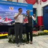 Gubernur Jawa Barat sekaligus Komandan Satgas Citarum Harum Ridwan Kamil menyerahkan buku laporan kinerja Satgas Citarum Harum kepada Menko Marves RI Luhut Binsar Pandjaitan saat Rapat Koordinasi PPK DAS Citarum di Aula Barat Gedung Sate, Kota Bandung, Selasa (29/8/2023).