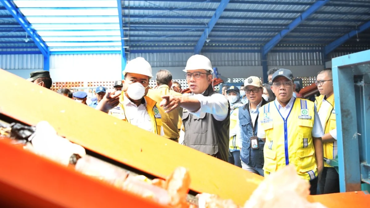 Gubernur Jawa Barat Ridwan Kamil mendampingi Menko Marves melakukan kunjungan kerja meninjau Tempat Pengelolaan Sampah Terpadu (TPST) Oxbow Cicukang, Kabupaten Bandung, Selasa (29/8/2023).