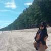 Deburan Ombak, Angin Sepoi-sepoi, Pasir Putih dan Laut Biru Pantai Sumedang di Pessel Bikin Orang Jatuh Cinta