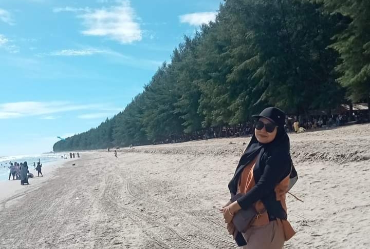 Deburan Ombak, Angin Sepoi-sepoi, Pasir Putih dan Laut Biru Pantai Sumedang di Pessel Bikin Orang Jatuh Cinta