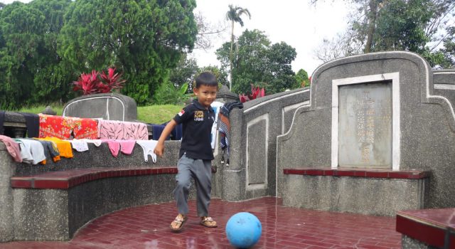 Gagal Seram, Pemakaman Gunung Gadung Jabar jadi Tempat Bermain Anak dan Digunakan Untuk Menggantung Jemuran