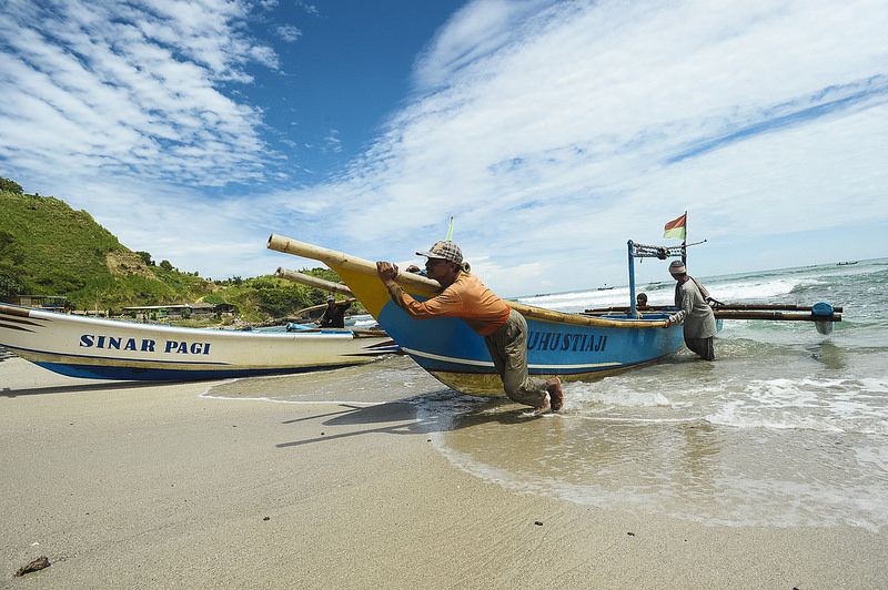 Jejak Kehidupan Nelayan Pantai Sumedang Perjalanan Menjaga Tradisi dan Lautan