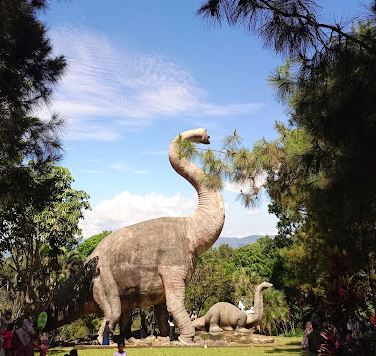 Keindahan Tersembunyi Taman Dinosaurus Cakrabuana Wisata Alam Sumedang yang Belum Terungkap