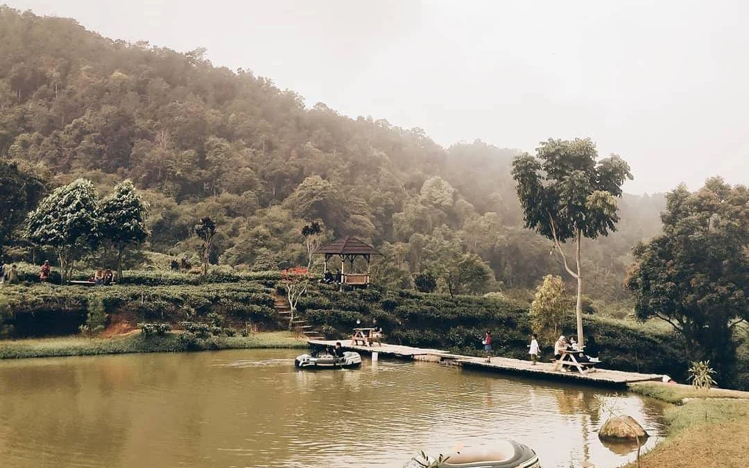 Wisata Danau Buatan di Cisoka Eco Green, Naik Perahu di Sana Seperti Luna dan Farel Dalam Film Heart