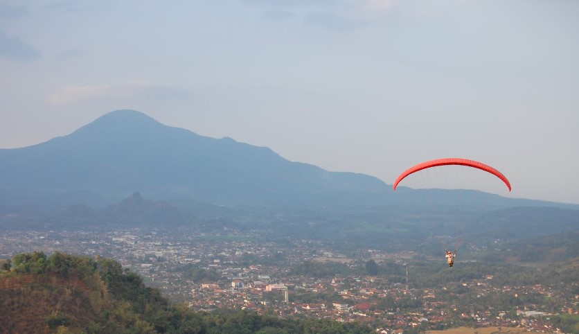 Menikmati Keindahan Kota Sumedang di Bukit Toga