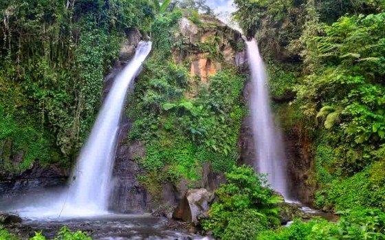 Wisata Alam di Air Terjun Kembar Curug Cinulang Sumedang