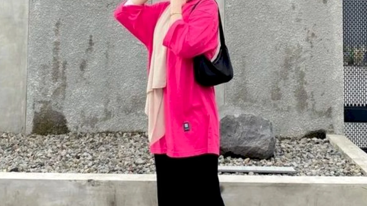 Trend Warna Fuschia! 10 Rekomendasi Warna Kerudung Yang Cocok Dengan Baju Warna Fuschia