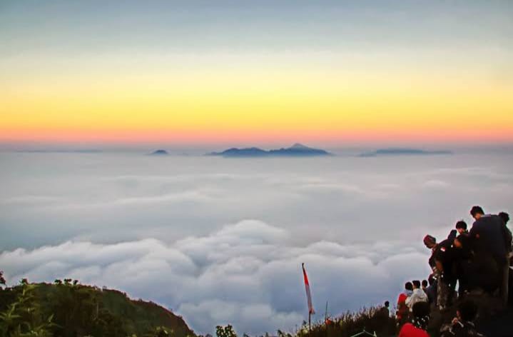 5 Gunung di Sumedang yang Cantik Kayak Kamu : Nikmati Matahari Tenggelam di Sini