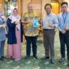 Dr Aqua Dwipayana bersama Rektor Unikom Prof. Dr. Ir. H. Eddy Soeryanto Soegoto, M.T yang didampingi Wakil Rektor 2 Bidang Sumber Daya dan Kerjasama Assoc. Prof Dr Agus Riyanto, S.T.,M.T, Direktur Biro Administrasi Umum dan Kerjasama Dr Adeh Ratna Komala, SE.,M.Si, serta Direktur Humas dan Protokoler Dr. Desayu Eka surya, M.Si., CICS.