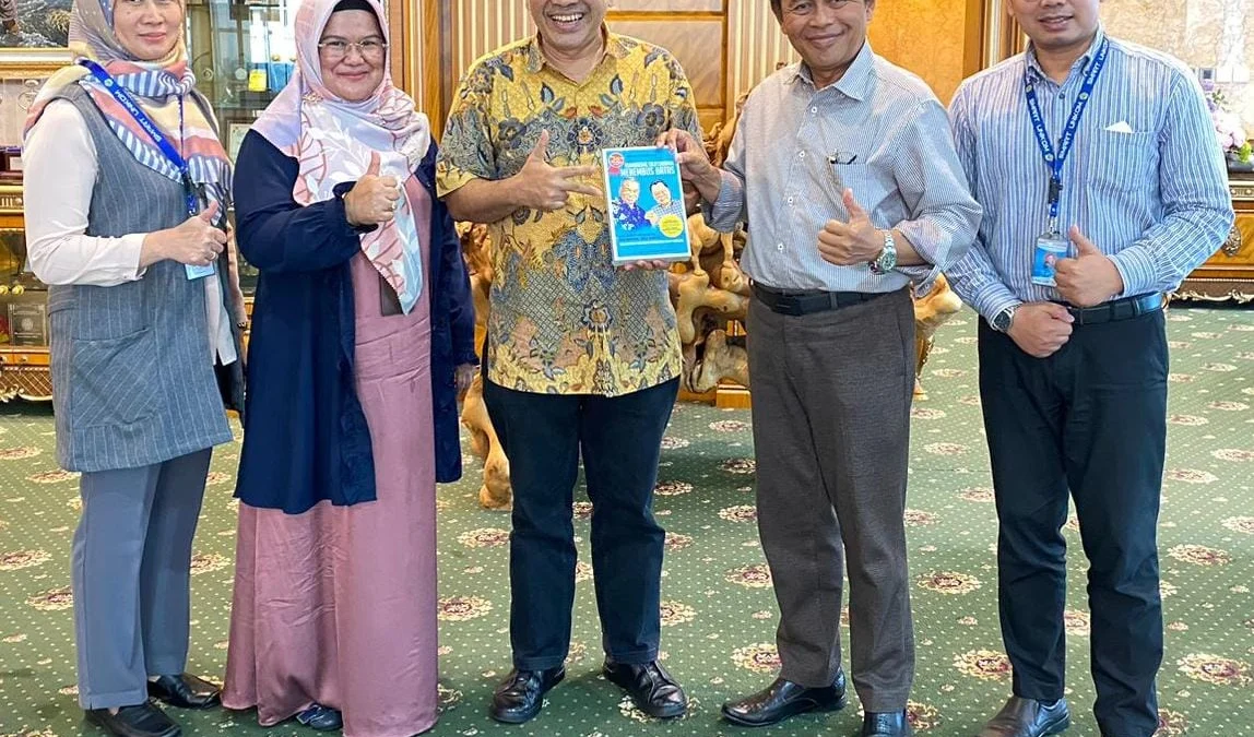 Dr Aqua Dwipayana bersama Rektor Unikom Prof. Dr. Ir. H. Eddy Soeryanto Soegoto, M.T yang didampingi Wakil Rektor 2 Bidang Sumber Daya dan Kerjasama Assoc. Prof Dr Agus Riyanto, S.T.,M.T, Direktur Biro Administrasi Umum dan Kerjasama Dr Adeh Ratna Komala, SE.,M.Si, serta Direktur Humas dan Protokoler Dr. Desayu Eka surya, M.Si., CICS.