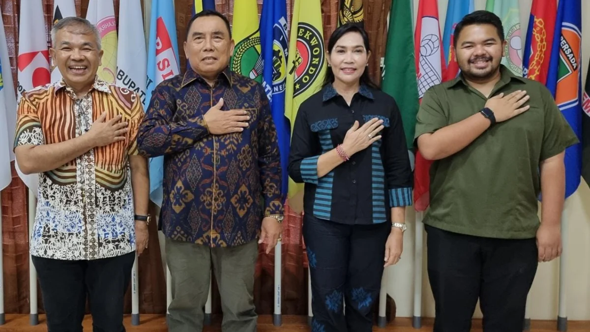 Dr Aqua Dwipayana dan putranya Savero Karamiveta Dwipayana bersama Bupati Jembrana I Nengah Tamba dan istrinya Sandra Tamba.