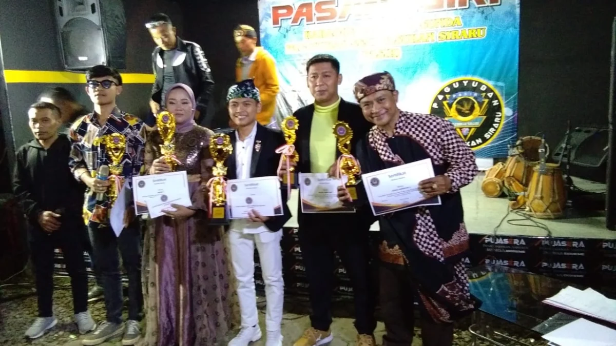 Atmi, juara satu pasanggiri pop sunda PASIR (keempat dari kanan) berfoto bersama usai penyerahan hadiah di kafe Sunda Extrim jalan Gading Tutuka Soreang, Sabtu (12/8) malam.