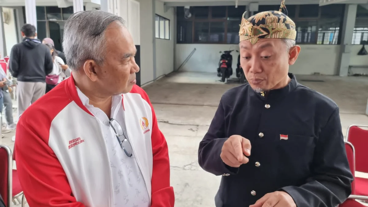 Dr Aqua Dwipayana menyimak yang disampaikan Dekan Fakultas Perikanan dan Ilmu Kelautan Universitas Brawijaya Prof Maftuch.