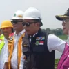 Emak-emak di Karawang Sambut Gubernur Saat Meninjau Jembatan Walahar, Cellica Nurrachadiana: Semoga Karier Pak Ridwan Kamil Menjadi Pemimpin yang Hebat