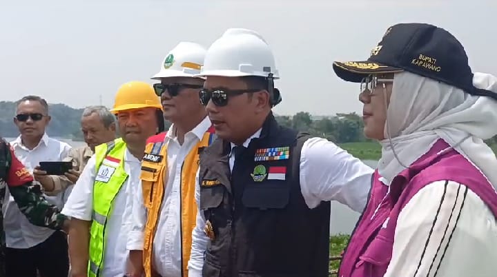 Emak-emak di Karawang Sambut Gubernur Saat Meninjau Jembatan Walahar, Cellica Nurrachadiana: Semoga Karier Pak Ridwan Kamil Menjadi Pemimpin yang Hebat