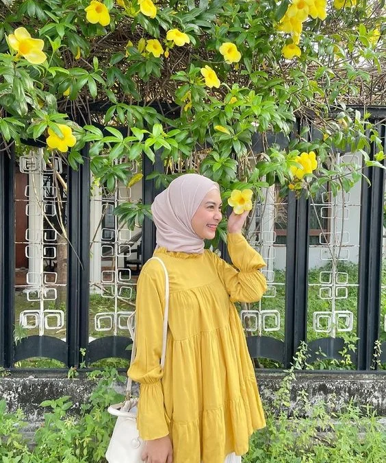 Mengkombinasikan Outfit Berwarna Kuning Lemon