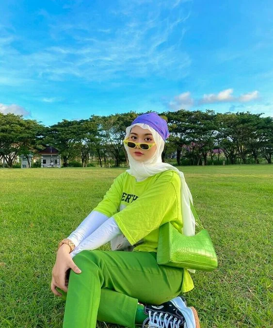 NCTzen Wajib Mampir! Ini OOTD Kombinasi Kerudung yang Cocok Dengan Baju Warna Lime