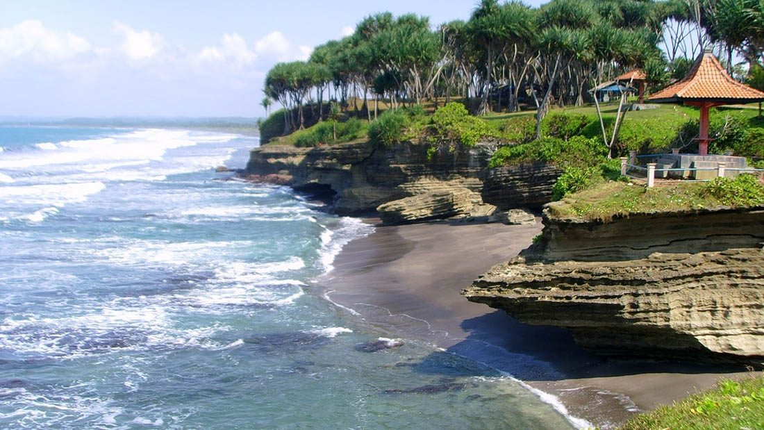 Lokasi dan Daya Tarik Pantai Batu Karas Pangandaran, Benarkah akan ada pengibaran Bendera Merah Putih di dasar air Pantai ini saat Kemedekaan nanti?