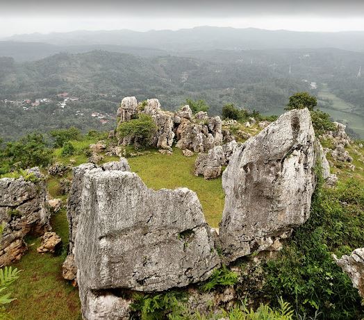 Wisata Alam Hidden Gem Ekowisata di Stone Garden dan Situs Purbakala Gua Pawon Jawa Barat