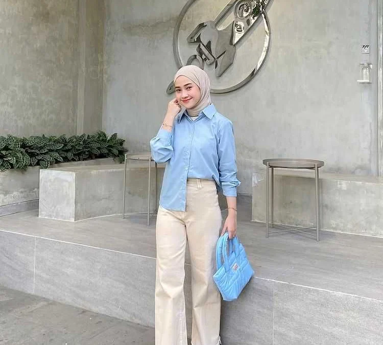 Baju Biru Muda, Celana Warna Apa? Kuy Liat Inspirasinya Disini!